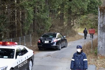 遺体が見つかった現場周辺で警戒する警察官＝20日午前10時すぎ、栃木県日光市