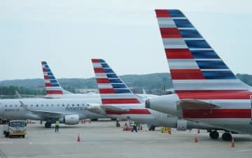 アメリカン航空機＝2020年、米ワシントン近郊のレーガン・ナショナル空港（ロイター＝共同）