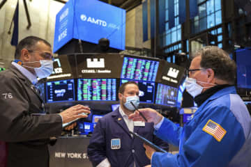 ニューヨーク証券取引所のディーラーたち（AP＝共同）