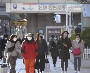 名古屋駅前を歩くマスク姿の人たち＝21日午前