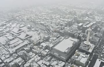 大雪となった京都市中心部＝21日午前9時33分（共同通信社ヘリから）