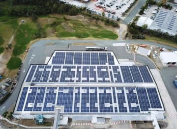 オーストラリア北東部クイーンズランド州のアサヒグループホールディングス工場に設置された太陽光パネル（同社提供）