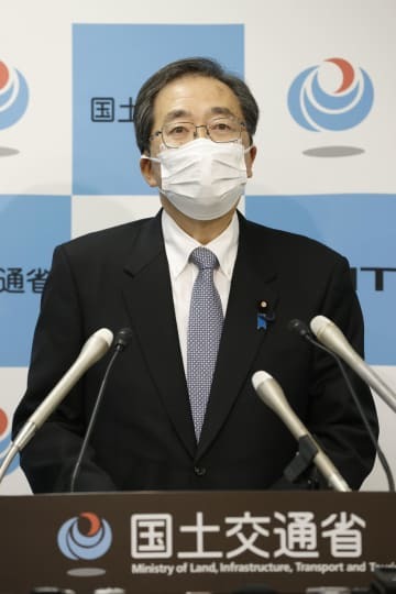 記者会見で建設受注統計の書き換え問題について発言する斉藤国交相＝21日午前、国交省
