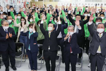 沖縄県名護市長選で再選を決め、万歳する渡具知武豊氏（中央）＝23日夜