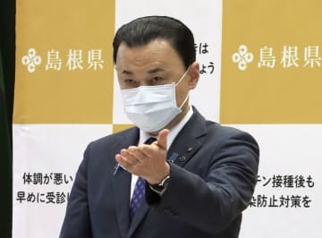対策本部会議後に記者会見する島根県の丸山達也知事＝24日午前、松江市
