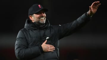 クロップ監督、出待ちリヴァプールファンに神対応！なんとビールを手渡し