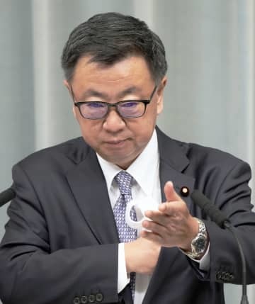 記者会見する松野官房長官＝24日午前、首相官邸