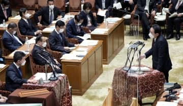衆院予算委で立憲民主党の泉代表（左手前）の質問に答える岸田首相＝24日午後