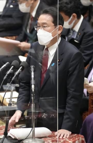 衆院予算委で答弁する岸田首相＝24日午後
