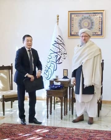 アフガニスタン・カブールでイスラム主義組織タリバン暫定政権のハナフィ副首相（右）と会談する岡田隆駐アフガン大使＝1月（外務省提供）