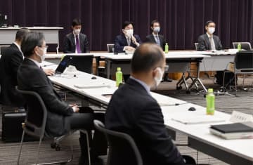 新型コロナ対策の基本的対処方針分科会に出席した尾身茂会長（右端）ら＝25日午前、東京都千代田区