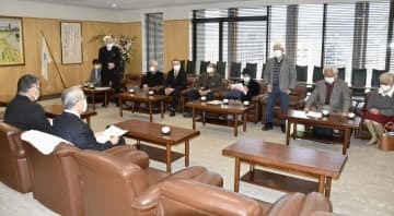長崎県の中村法道知事（左手前）と面会する被爆体験者ら＝26日午前、県庁