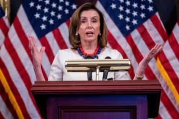 ワシントンの米議会で記者会見するペロシ下院議長＝20日（ロイター＝共同）