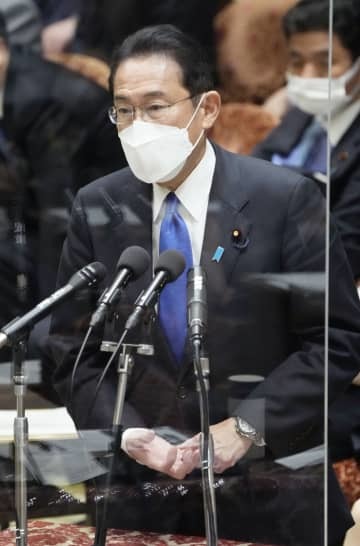 衆院予算委で答弁する岸田首相＝26日午後