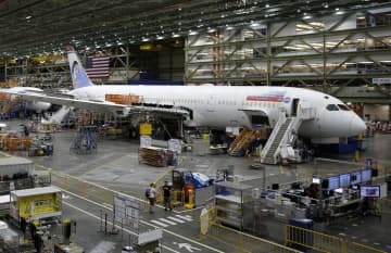 米西部ワシントン州の工場で製造される、米ボーイング社の中型機「787」＝2017年6月（AP＝共同）