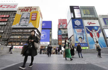 大阪・ミナミを歩くマスク姿の人たち＝26日午後