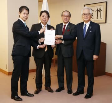 林外相（左から2人目）にG7サミットの広島市開催に関する要望書を手渡す松井一実広島市長（その右）と広島県の湯崎英彦知事（左端）＝27日午前、外務省