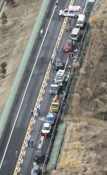 多数の車が絡む事故があった首都圏中央連絡自動車道の現場＝27日午前11時38分、千葉県木更津市（共同通信社ヘリから）