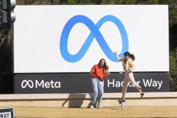 米IT大手メタ（旧フェイスブック）のロゴ＝2021年10月、米カリフォルニア州（AP＝共同）