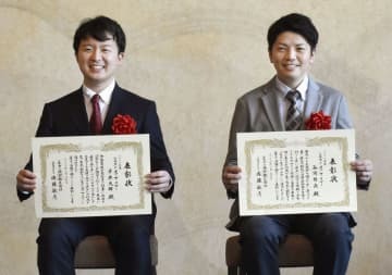「シチズン・オブ・ザ・イヤー」の2021年度受賞者に選ばれた谷岡哲次さん（右）と平井大輝さん＝27日、東京都内