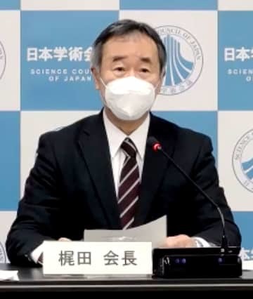 オンラインで記者会見する日本学術会議の梶田隆章会長＝27日午後
