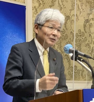 記者会見する立憲民主党の逢坂誠二代表代行＝27日午前、国会