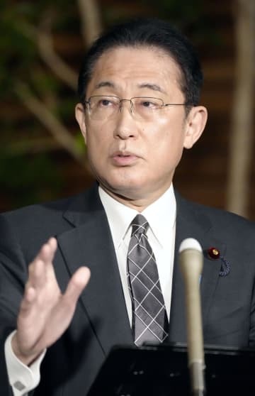 記者団の取材に応じる岸田首相＝28日午後、首相官邸