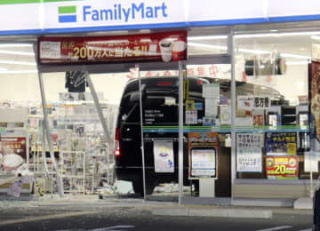 コンビニに突っ込んだ車＝30日午後10時58分、大阪府枚方市