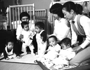 ＜あのころ＞日本初の五つ子誕生