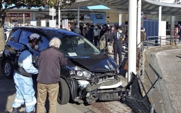 JR逗子駅前で起きた、車が歩道に乗り上げた事故現場。奥は駅の改札口＝31日午前