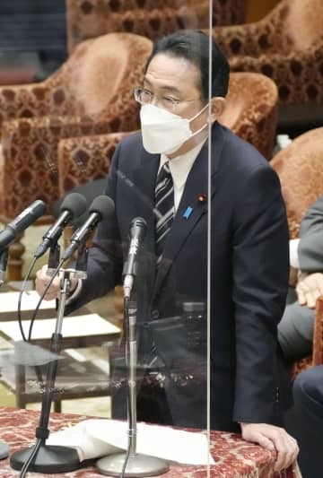 衆院予算委で答弁する岸田首相＝31日午後