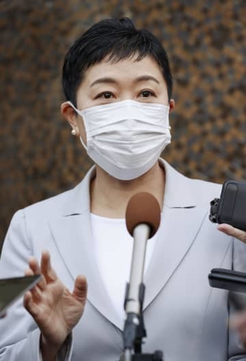 記者の質問に答える立憲民主党の辻元清美前副代表＝31日午後、東京・永田町の党本部