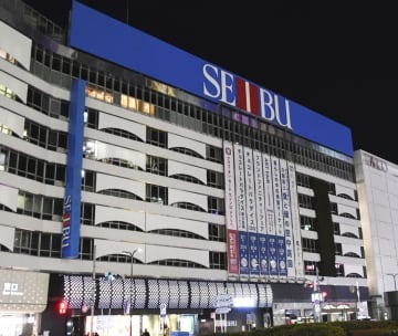 西武池袋本店＝31日夜