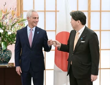 会談に臨む米国のラーム・エマニュエル新駐日大使（左）と林外相＝1日午後、外務省（代表撮影）