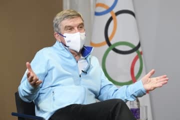 インタビューに答えるIOCのバッハ会長＝1月31日、北京（新華社＝共同）
