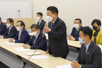 公明党の「皇室典範改正検討委員会」であいさつする北側一雄委員長＝2日午前、国会
