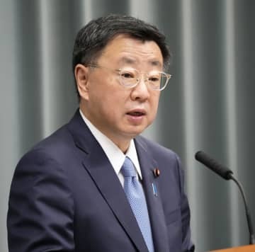 記者会見する松野官房長官＝2日午前、首相官邸