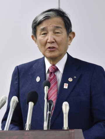 政府に「まん延防止等重点措置」の適用を要請し、記者会見する和歌山県の仁坂吉伸知事＝2日午前、和歌山県庁