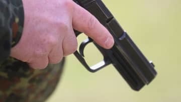 フットサル審判、選手に「銃を突きつけて殴る」衝撃場面