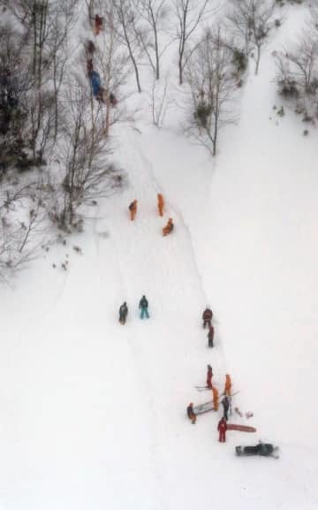 2017年3月、那須雪崩事故で救助活動をする消防隊員ら＝栃木県那須町