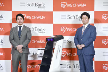 記者会見するアイリスオーヤマの大山晃弘社長（右）とソフトバンクロボティクスグループの冨沢文秀社長＝2日午後、東京都内