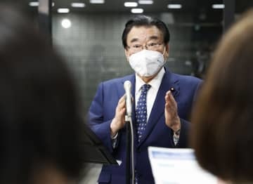 濃厚接触者となった同居家族の待機期間の運用見直しを発表する後藤厚労相＝2日夜、厚労省