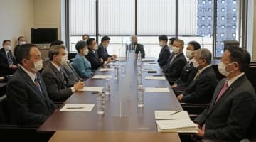 衆院憲法審査会の幹事懇談会に臨む与野党幹事ら＝3日午後、国会