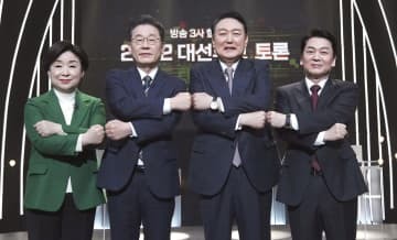 ソウルでの討論会に先立ち写真に納まる韓国大統領選の4候補。（右から）中道野党「国民の党」の安哲秀氏、最大野党「国民の力」の尹錫悦氏、与党「共に民主党」の李在明氏、革新系野党「正義党」の沈相ジョン氏＝3日（聯合＝共同）