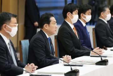 経済安全保障推進会議の会合であいさつする岸田首相（左から2人目）＝4日午前、首相官邸