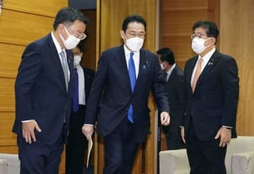 閣議に臨む岸田首相（中央）＝4日午前、首相官邸