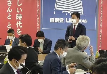 子ども政策の基本法案づくりに向けた会合で、あいさつする加藤前官房長官（右奥）＝4日、東京・永田町の自民党本部