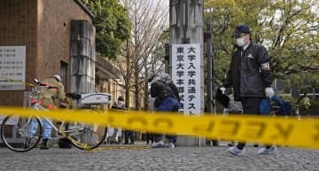 大学入学共通テストの受験生ら3人が包丁で刺され、規制線が張られた東大＝1月15日、東京都文京区