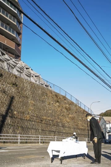 神奈川県逗子市のマンション敷地内の斜面が崩れ女子高校生が巻き込まれ死亡した事故の発生から2年となり、黙とうする桐ケ谷覚市長＝5日午前