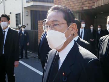 石原慎太郎元東京都知事の自宅を弔問し、記者団の取材に応じる岸田首相＝5日午前、東京都大田区